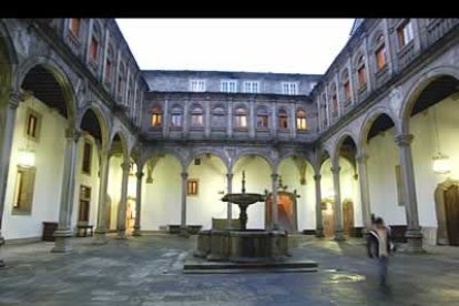 El Hostal demuestra, de este modo, que piedra, luz y noche, se llevan muy bien.