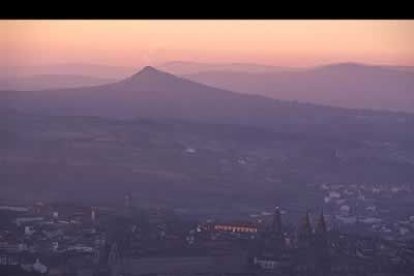 Santiago al anochecer, con el Pico Sacro al fondo.