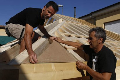 Ricardo Cambas y Agustín Castellanos, profesores del Centro de los Oficios de León. FERNANDO OTERO