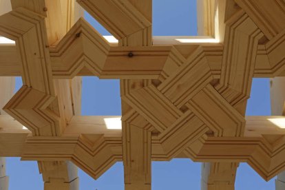 Detalle de la lacería de la armadura creada en el taller que organiza el Ayuntamiento. FERNANDO OTERO