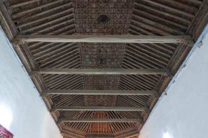 La armadura de la iglesia presenta un estado de deterioro. DL