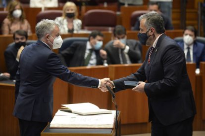Ángel Ceña, de Soria ¡Ya! recibe la medalla de las Cortes de mano de Pollán. NACHO GALLEGO