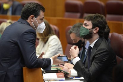 El popular Raúl de la Hoz charla con García-Gallardo durante la sesión. NACHO GALLEGO