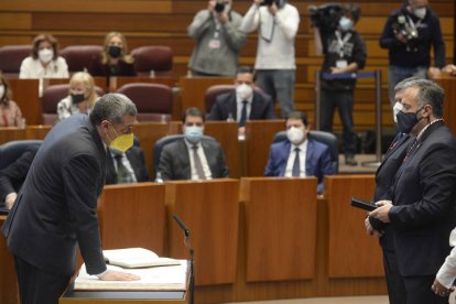 El procurador de Por Ávila, Pedro José Pascual, en el pleno. NACHO GALLEGO