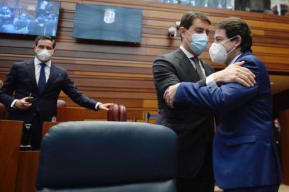 El consejero de Presidencia en funciones, Ángel Ibáñez, felicita a Fernández Mañueco. NACHO GALLEGO