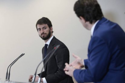 García-Gallardo observa a Fernández Mañueco, durante la presentación d el pacto. NACHO GALLEGO