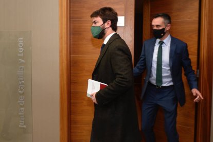 El candidato de Vox a la presidencia de la Junta, Juan García-Gallardo, sale del despacho del presidente en funciones, Alfonso Fernández Mañueco, tras llegar a un acuerdo. García-Gallardo y Fernández Mañueco, al finalizar el pleno. NACHO GALLEGO