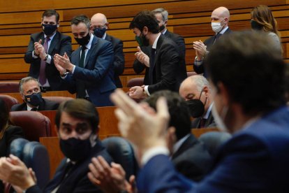 Pollán recibe el aplauso de su compañeros y la bancada del PP tras la votación. NACHO GALLEGO