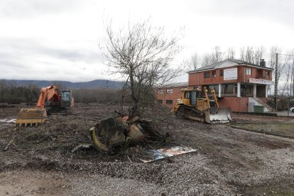 Las máquinas aguardaban este lunes para reanudar la urbanización de la nueva fase del polígono en La Chana. L. DE LA MATA