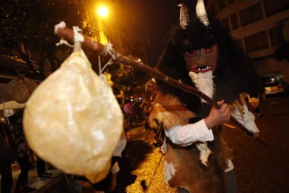 Como fantasmas, terribles personajes llegados de toda la provincia recorrieron las calles del centro de León. RAMIRO