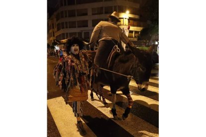 El burro acompaña al cornudo. RAMIRO