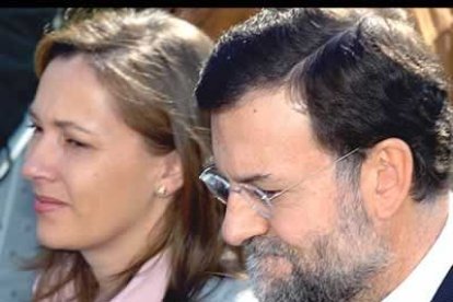El candidato popular acudió a votar pasadas las 10:00 de la mañana al colegio Bernardete de Aravaca, acompañado de su esposa, Elvira Fernández Balboa.