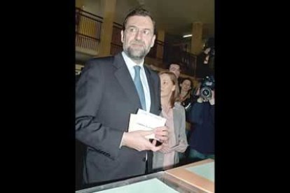 Tanto a su llegada como a la salida del colegio electoral, un grupo de jóvenes increpó al secretario general del PP con gritos como «vosotros fascistas sois los terroristas».