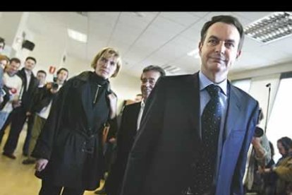 Zapatero acudió a votar a las once de la mañana a la Escuela Casa de la Música de la localidad madrileña de Las Rozas acompañado de su esposa, Sonsoles Espinosa.