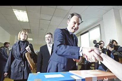 Después de votar recordó a las víctimas del 11-M y mostró su «confianza plena» de que «va abrirse una etapa en la que recuperemos mucha confianza como país».