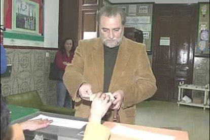 Julio Anguita a asegurado respecto a los atentados perpetrados en Madrid, que éstas son las consecuencias de una «estupidez» y achacó la responsabilidad al «partido que sustenta al Gobierno».