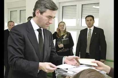 Angel Acebes, ha declarado que espera que «de estas elecciones salgan reforzados los valores democráticos, la lucha por la libertad, por los derechos, comenzando por el de la vida».