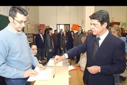 Federico Trillo animó «como ciudadano»  a todos los españoles a ejercer el derecho de voto «más que nunca».