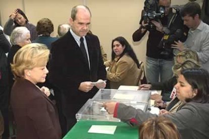 El candidato del PSOE a la Presidencia de la Junta, Manuel Chaves, ha confiado que en que la jornada electoral sea «un gran día de libertad, democracia y solidaridad» con las víctimas del atentado de Madrid, pero