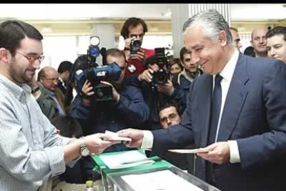Javier Arenas, ha dicho que «espera que en el día de hoy haya muchos votos en las urnas contra el terrorismo, los fanáticos y los intolerantes» .