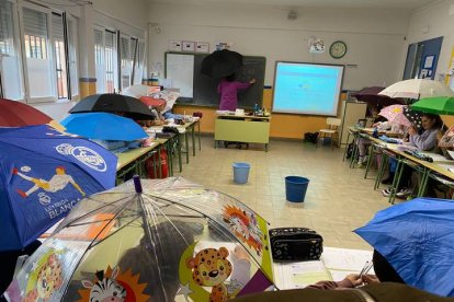La lluvia se cuela en el San Claudio. DL