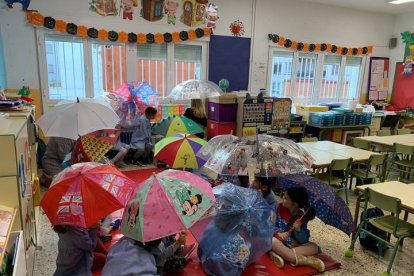 La lluvia se cuela en el San Claudio. DL