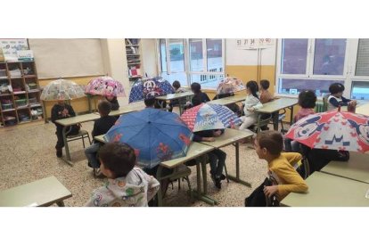 La lluvia se cuela en el San Claudio. DL