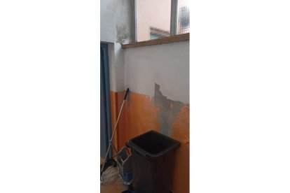 La lluvia se cuela en el San Claudio. DL