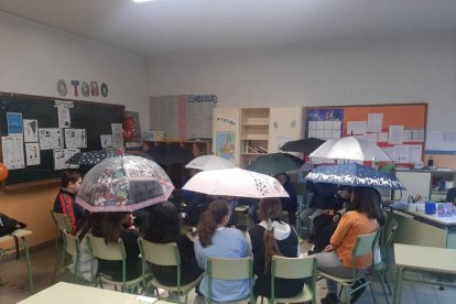 La lluvia se cuela en el San Claudio. DL