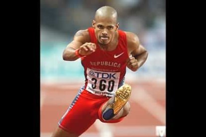 El dominicano conquista el oro en los 400 m vallas con absoluta supremacía sobre sus contrincantes.