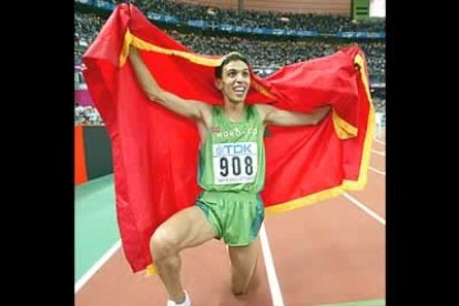 El Guerrouj confirmó los pronósticos y se hizo con el oro en una de las distancias míticas del atletismo. Este es el cuarto campeonato mundial consecutivo que conquista el atleta marroquí.