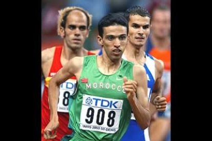 Reyes Estévez no pudo subirse al cajón. El corredor catalán, que perdió una zapatilla en semifinales, se descolgó de la lucha por las medallas en los últimos 200 metros. Acabó sexto. Sus compañeros Higuero y Parra cerraron la serie.