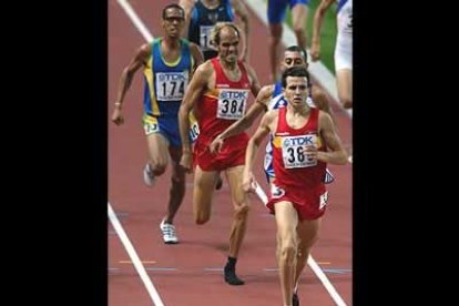 El corredor español Juan Carlos Higuero, entra por delante de su compañero de equipo Reyes Estévez. Ambos se clasificaron para la final de 1.500 metros.