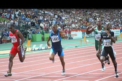 Kim Collins sorprendió a los colosos estadounidenses y se impuso en los 100 metros con un pobre 10.07. Tim Montgomery sólo pudo ser quinto.