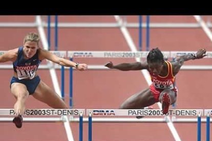 La corredora española Glory Alozie, en la imagen junto a la estounidense, Jenny Adams, logró clasificarse para las semifinales de 100 metros vallas.