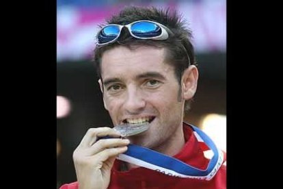 En una jornada decepcionante para nuestros atletas, la imagen más positiva fue la de 'Paquillo' recibiendo la medalla de plata de los 20 km. marcha.