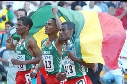 Kenenisa Bekele obtuvo en París el refrendo del orbe atlético, que le proclamó sucesor de Haile Gebreselassie en una final de 10.000 metros que fue una auténtica muestra de superioridad de los fondistas etíopes.