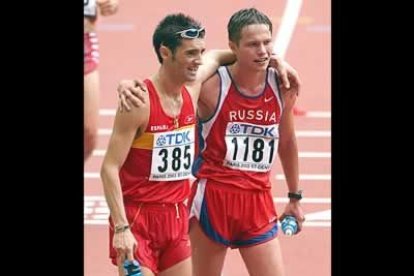Pero el ecuatoriano dio caza al español, a falta de la última vuelta, para acabar superándole y batiendo la plusmarca Mundial por un segundo, para fijarla en 1:17:21.