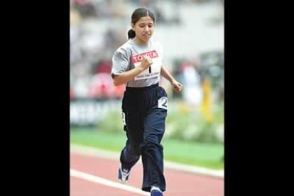 La afgana Lima Azimi, única mujer de este país asiático inscrita en los Mundiales, puso la nota de color. Ataviada con unos pantalones largos que no dejaban ver las piernas, Azimi corrió en la tercera serie eliminatoria de los cien metros.