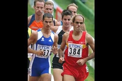 Los atletas españoles Reyes Estévez, Juan Carlos Higuero y Roberto Parra se clasificaron sin apuros para las semifinales de los 1.500 metros.