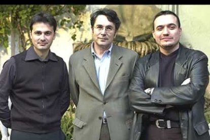 Trapiello posa con los dos finalistas del premio nadal. A la derecha, David Torres, y al otro lado, Hector Bofill.