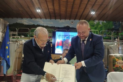 José Luis Prada junto a Gerardo Álvarez-Courel durante el acto de entrega del título de Hijo Predilecto. ANA F. BARREDO