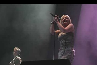 Sobre un escenario amueblado con más de 90.000 vatios de sonido y otros 350.000 de luces, Amaia apareció vestida con camiseta y pantalón gris para interpretar Noche y Muñeca de trapo.