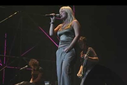 La Oreja de Van Gogh intercaló canciones de su último trabajo discográfico, Guapa, con los temas que han aupado a este grupo a las primeras listas del país. En el menú de una noche musical calurosa en temperatura y aplausos no faltaron Rosas, La playa, Puedes contar conmigo o París; amén de Mi vida sin ti, con la que se cierra Guapa y que empieza a ritmo de bossa nova y termina en dance.