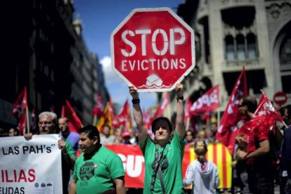 Un hombre muestra un cartel reivindicativo durante la manifestación en Barcelona. Foto: AFP