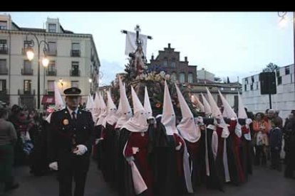 La procesión siguió su camino para terminar de nuevo en el mismo punto de partida, la plaza de Santo Martino, donde volvió a recogerse.