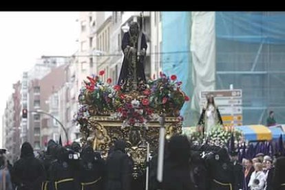 Las cofradías de Jesús Divino Obrero, que celebra sus bodas de oro, y de Nuestro Padre Jesús Nazareno cumplieron diez años desfilando juntas, en la unión de la Pasión capitalina y la provincial.