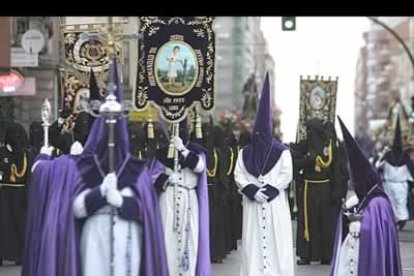 Las imágenes, acompañadas por representantes de las cofradías bañezanas y leonesas, bailaron al son de las bandas de las cofradías y de la municipal de música de La Bañeza al llegar a la catedral.