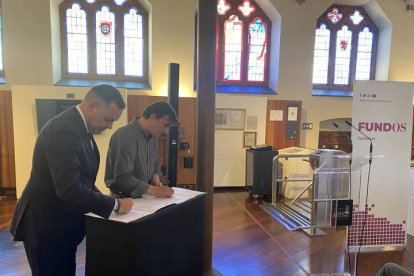 José María Viejo y Víctor Miguélez, durante la firma del depósito de la colección. DL