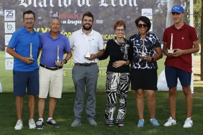 María Jesús Soto, directora de El Inversor Inquieto, entrega el premio de
subcampeones del Pro Am al equipo que capitaneó Fran Crego.